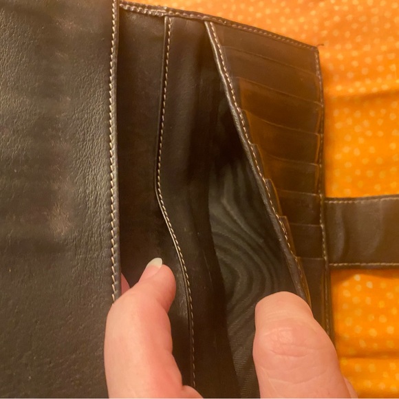 Authentic Gucci Wallet with heart clasp - Picture 7 of 7